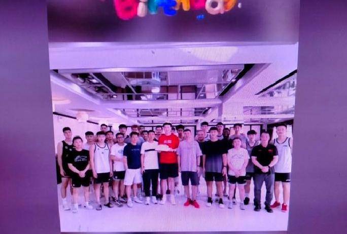 爱游戏官方入口-新疆广汇发布备战花絮，今夜外线爆发，欧超杯任务艰巨，团队化学反应显著(广东宏远vs新疆广汇)